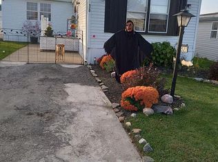 520 Applewood Dr, Lockport, NY 14094