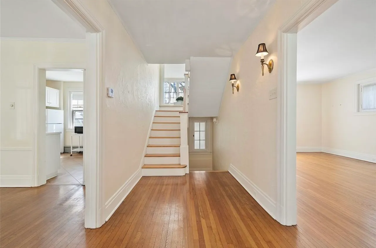 4 bed, 3000 sqft, $1,100 — Photo 2