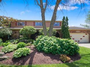 17W131 Terry Trl, Willowbrook, IL 60527