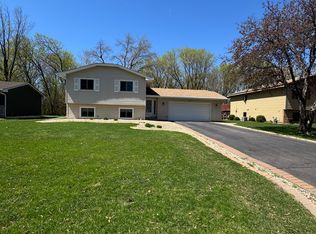 8474 Knollwood Dr, Mounds View, MN 55112