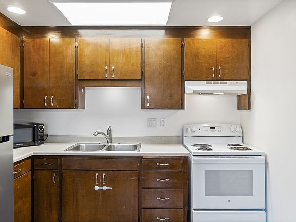 4th image of 3132 Lombard Ave