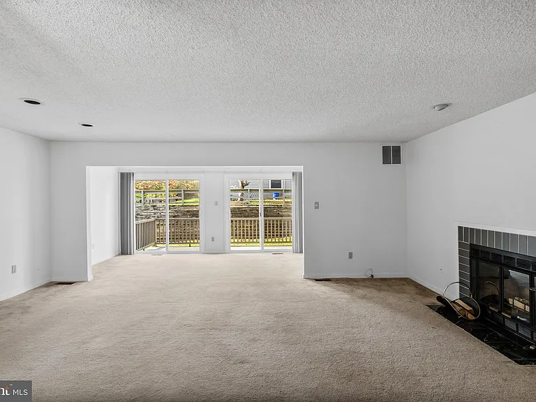 835 Chanticleer — Photo 8
