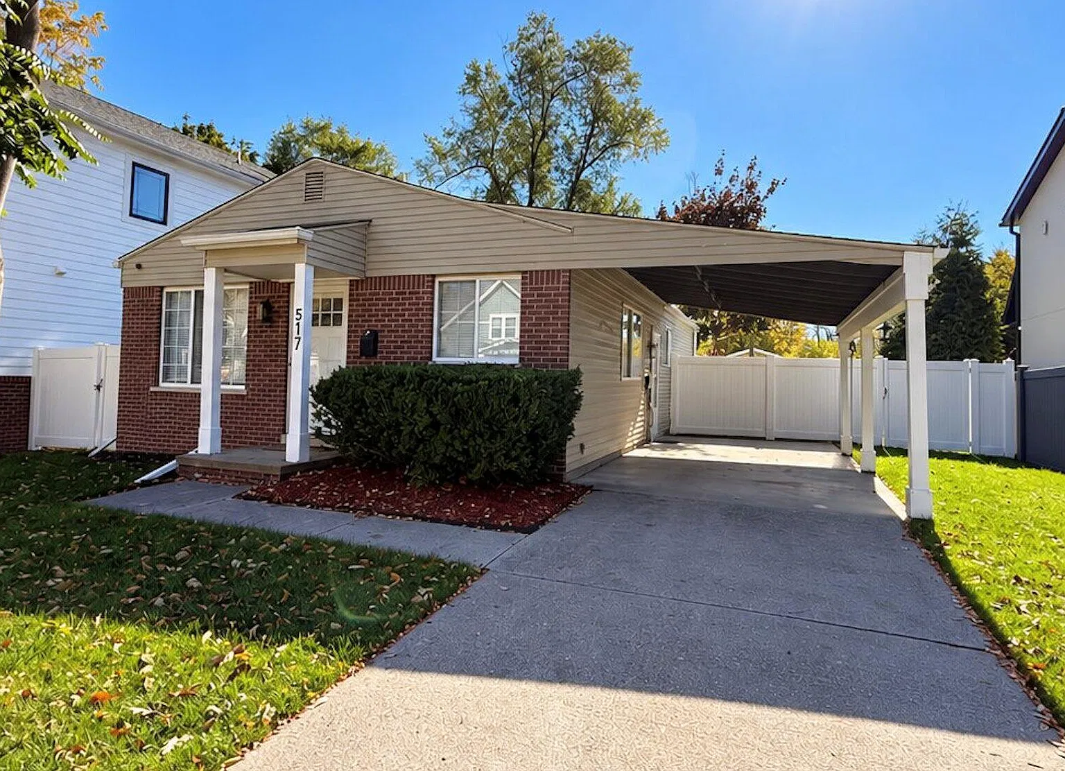 3 bed, 1.5 bath, 973 sqft, $2,300 — Photo 1