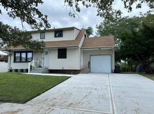 662 Everdell Ave, West Islip, NY 11795