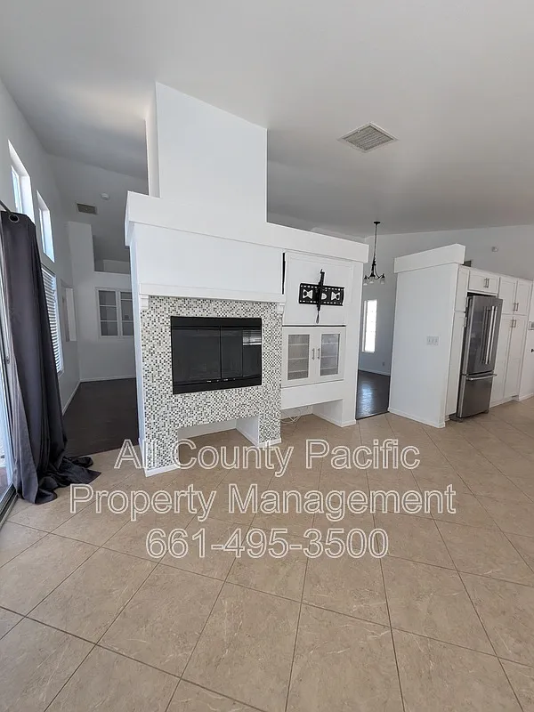 3 bed, 2.0 bath, 1553 sqft, $3,275 — Photo 2