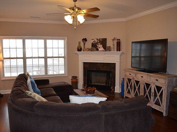 Living Room
						:
						Wood Fireplace