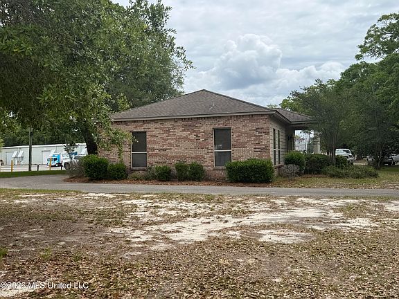 3rd image of 4294 Popps Ferry Rd