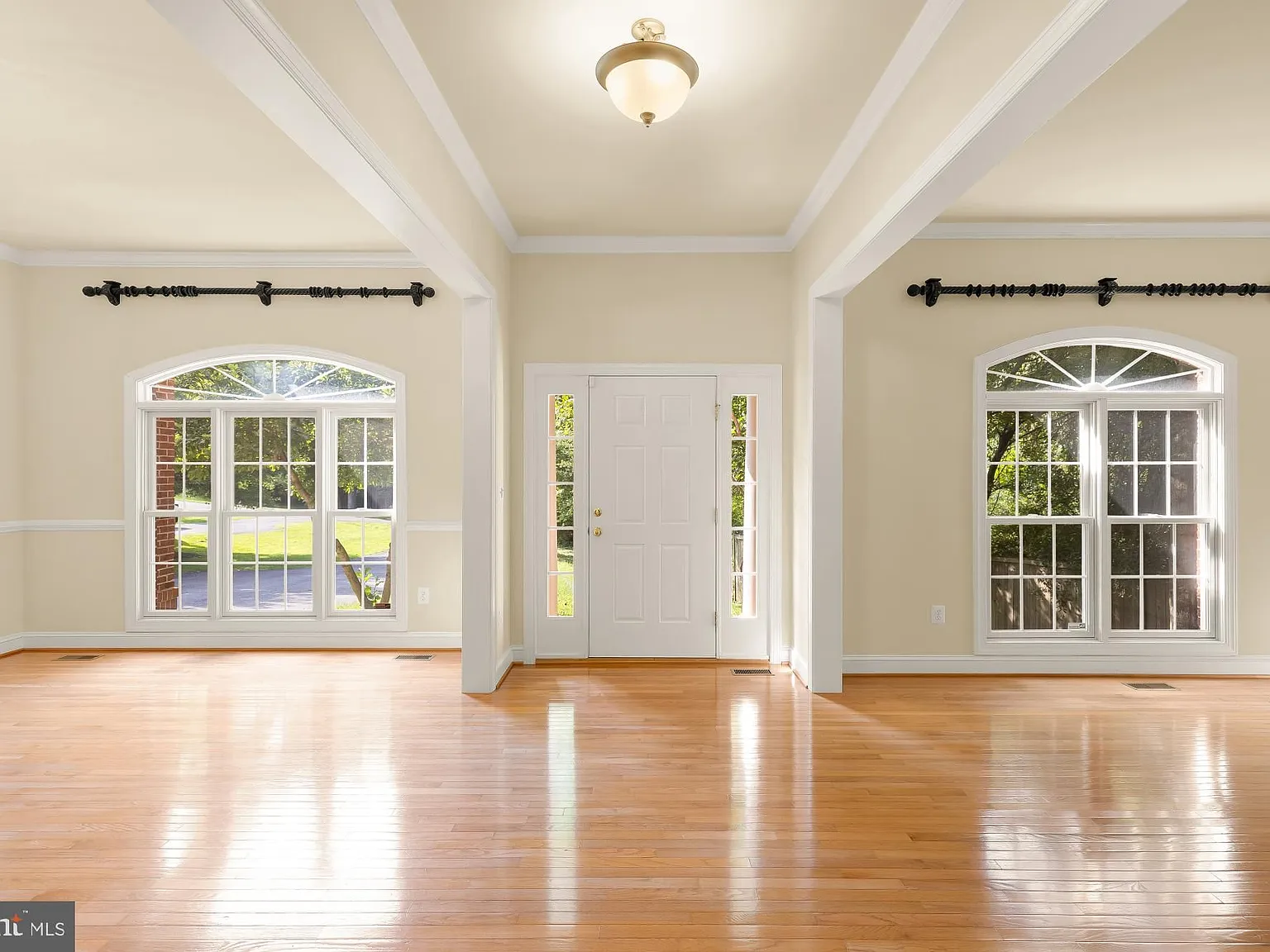 6 bed, 4.5 bath, 4328 sqft, $5,000 — Photo 3
