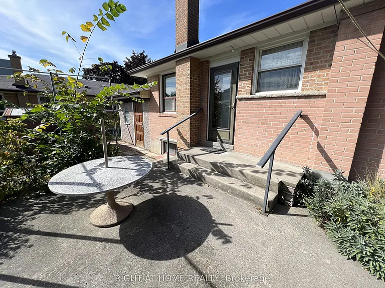 9 Dewlane Dr #MAIN FLOOR — Photo 18