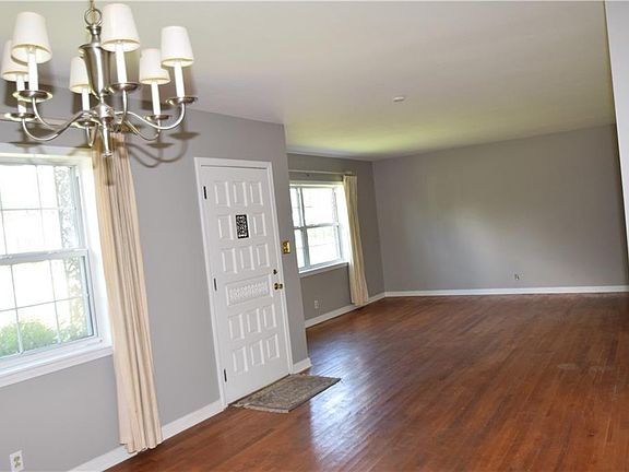 5th image of 311 Thornhill Cir