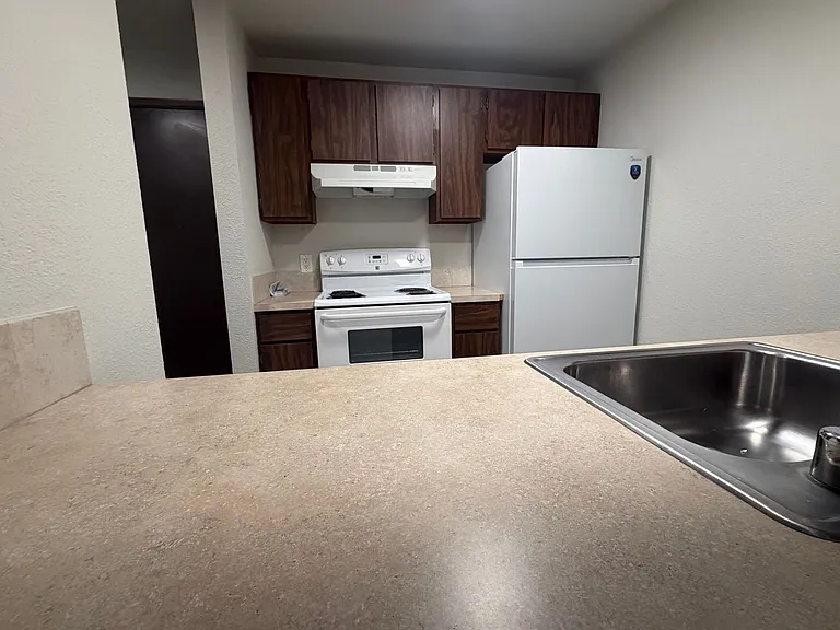 Carlynn Apartments — Photo 9