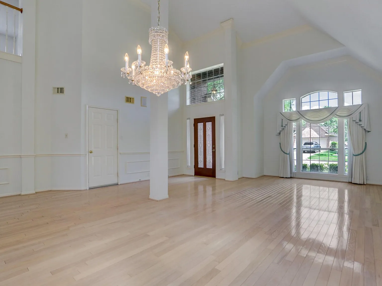 4 bed, 3.0 bath, 2741 sqft, $2,650 — Photo 3