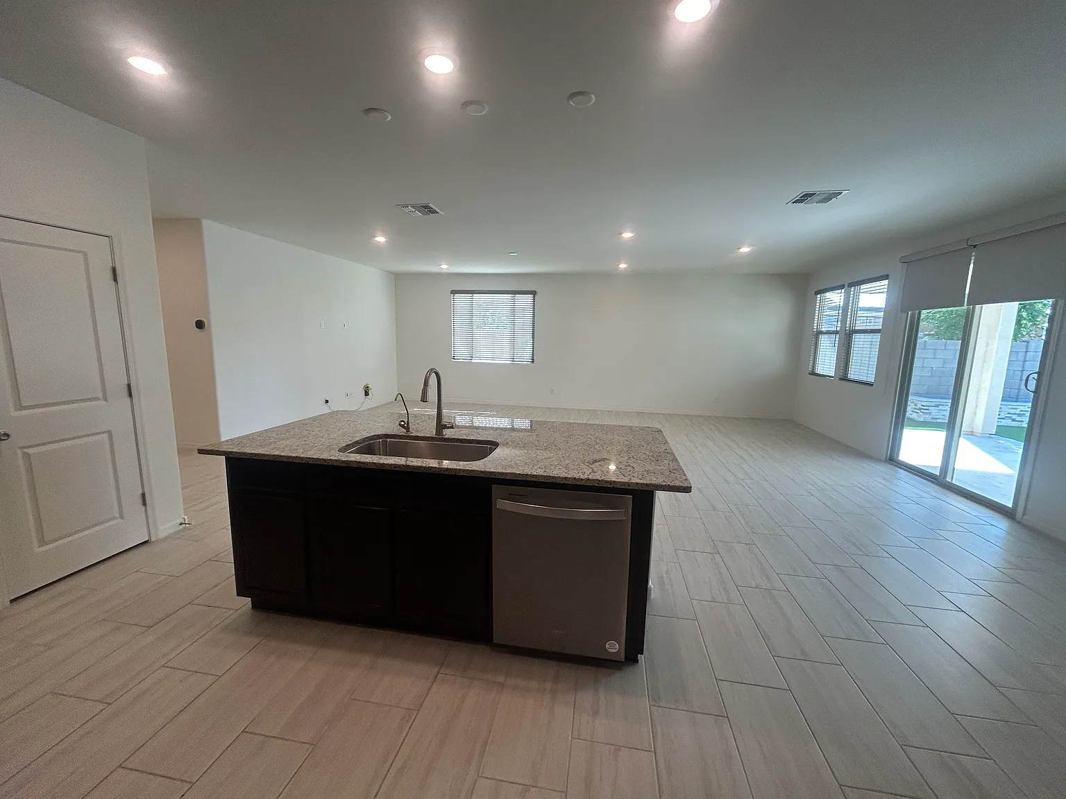 4 bed, 2.0 bath, 2129 sqft, $2,695 — Photo 4