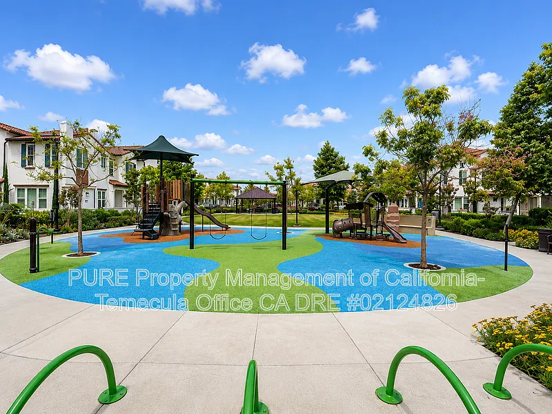 Building Photo - 30383 Town Square Dr