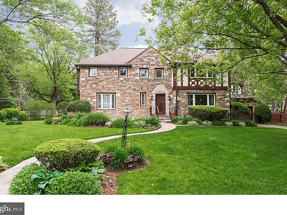 2nd image of 257 Lloyd Ln