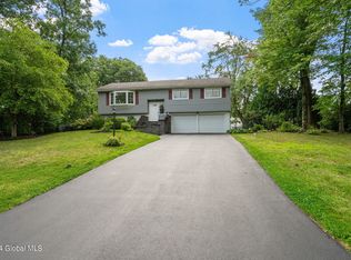 872 Whitney Dr, Niskayuna, NY 12309