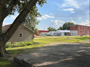 907 & 909 3rd St, Batavia, IA 52533