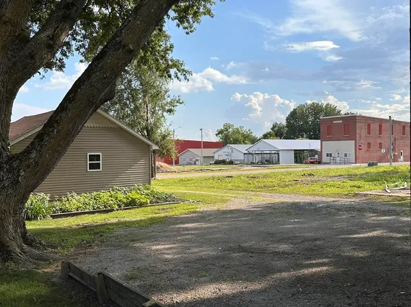 907 & 909 3rd St, Batavia, IA 52533