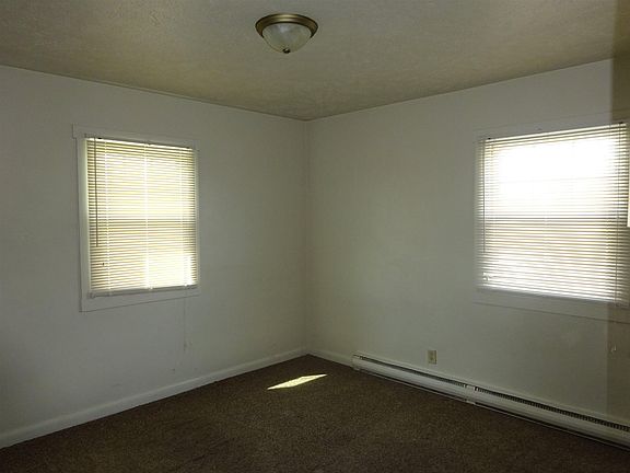 3rd image of 2925 Elwood Ave