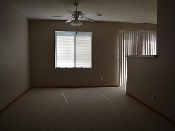 Dining Room w/breakfast bar