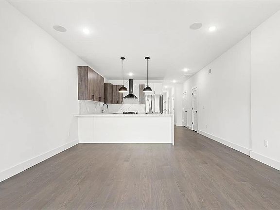 3rd image of 201 Lincoln St