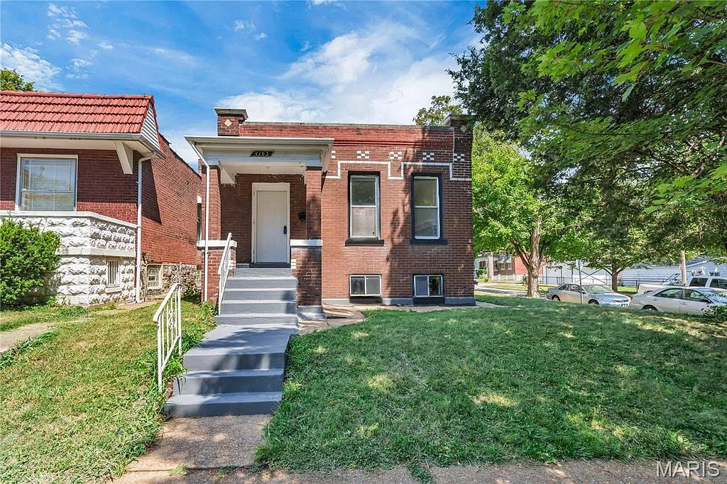 3 bed, 1.0 bath, 1200 sqft, $1,850 — Photo 1