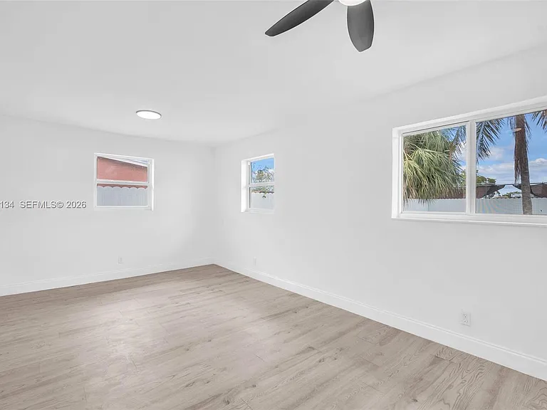 2572 NW 20th St — Photo 20