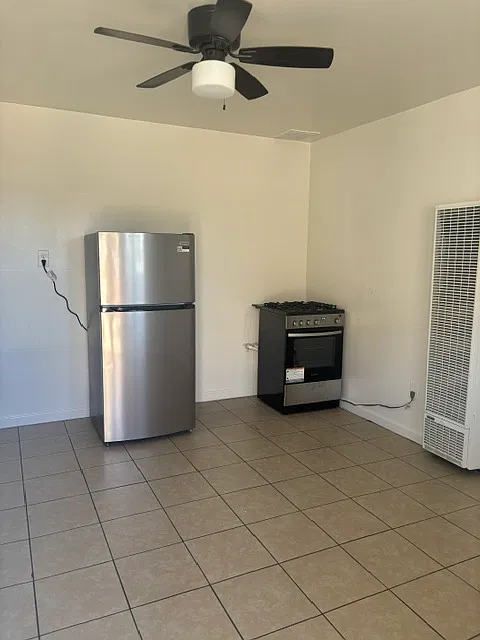 Studio, $900 — Photo 2