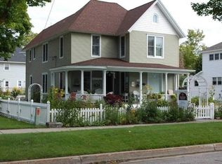 105 E Dixon Ave, Charlevoix, MI 49720