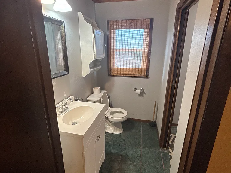 402 E Main St — Photo 11