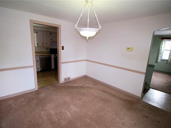 5th image of 121 Pickwick Dr