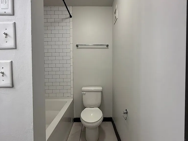 The Ridgewood Apartments in Woodbine - Remodeled Units - Gated Access - Convenient - Ample Parkin... — Photo 13