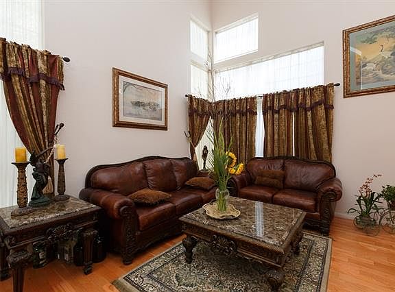 High ceiling in Living Room