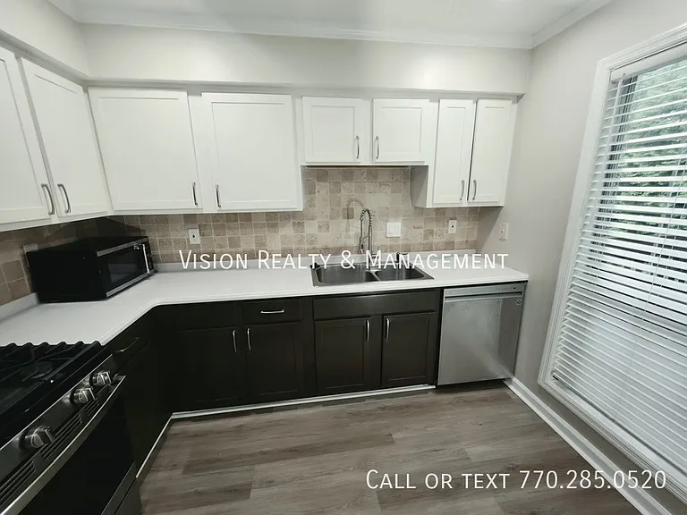 5025 Brittany Dr — Photo 8