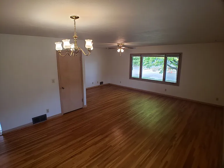 703 E Academy St — Photo 4