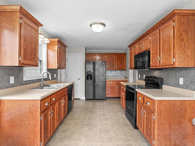 706 Shamrock Ct — Photo 12