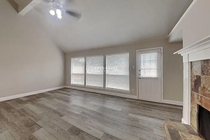 4 bed, 2.5 bath, 2320 sqft, $2,500 — Photo 3