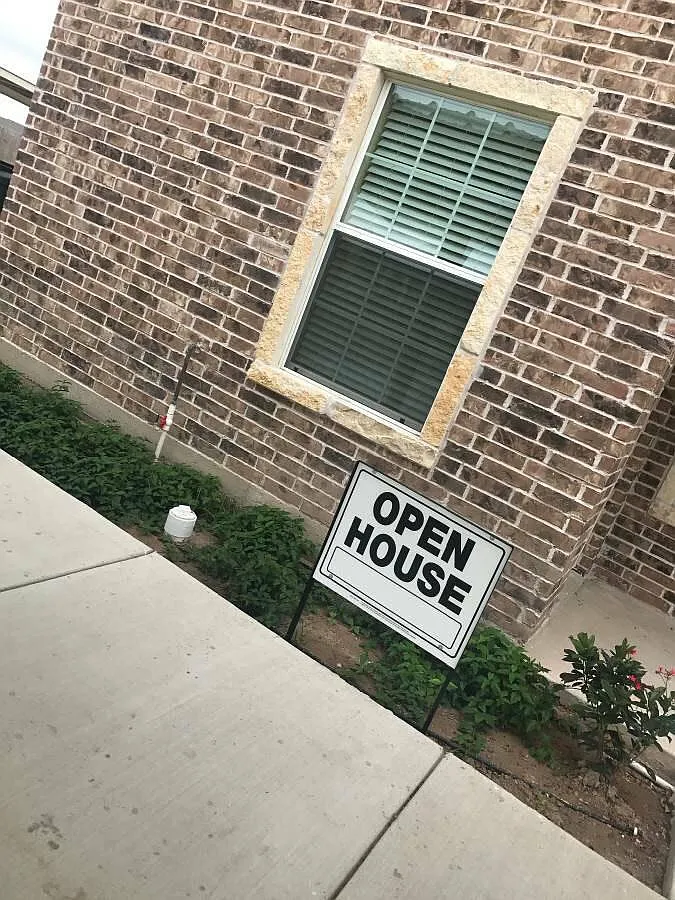 2 bed, 1100 sqft, $995 — Photo 2