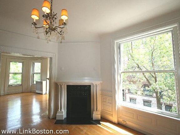 2nd image of 220 Marlborough St APT 2