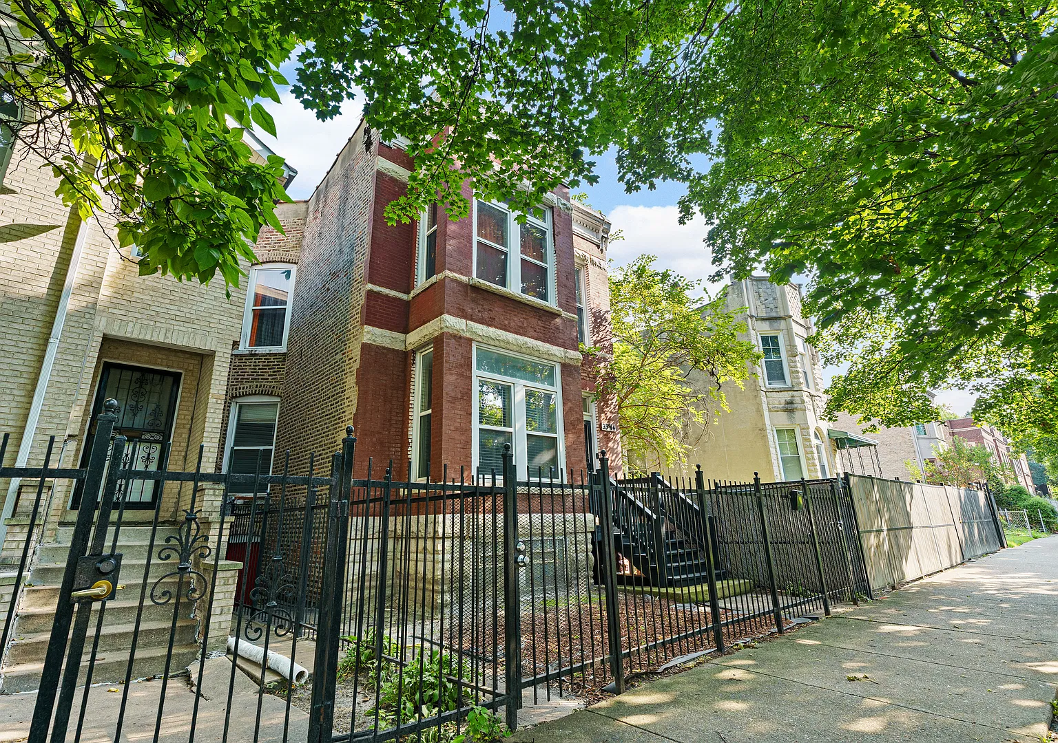 3 bed, 877 sqft, $1,800 — Photo 2