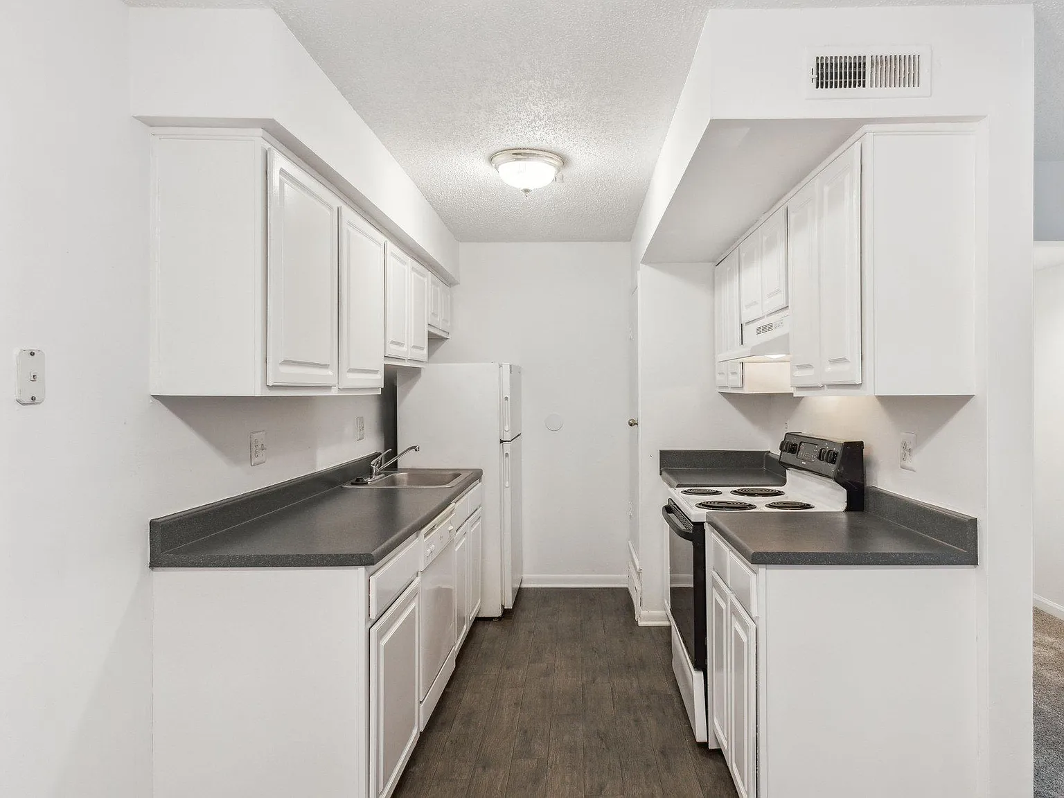 Kimberly Club Apartments — Photo 4