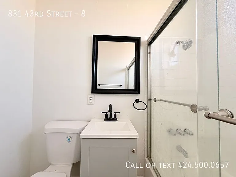 831 W 43rd St #8 — Photo 7