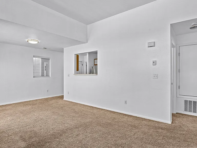565 Redcliff Cir — Photo 3