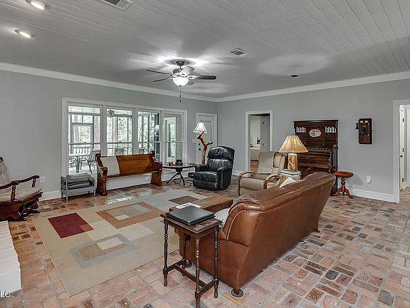 3rd image of 209 Lake Terrace Pl
