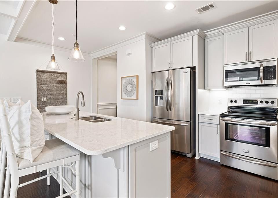 1st image of 105 Gascoigne Ave #202