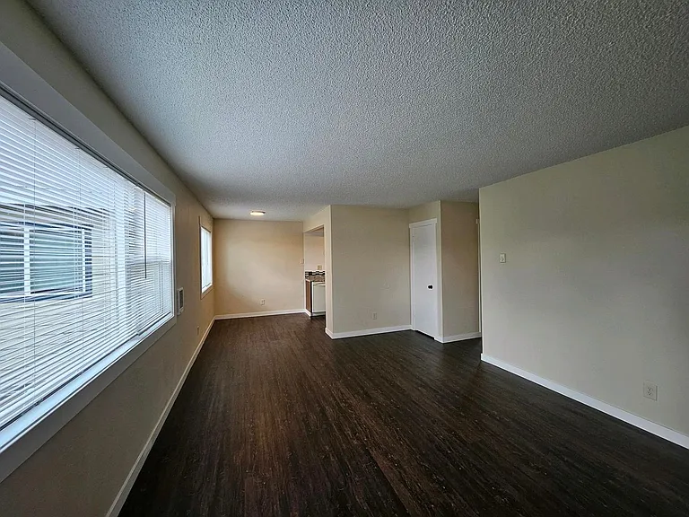 Sunset Apartments — Photo 9
