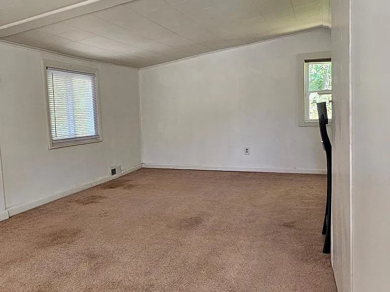 1635 Giddings Rd — Photo 14