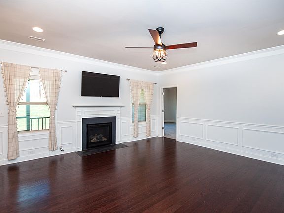 3rd image of 454 Wolfbend Rd