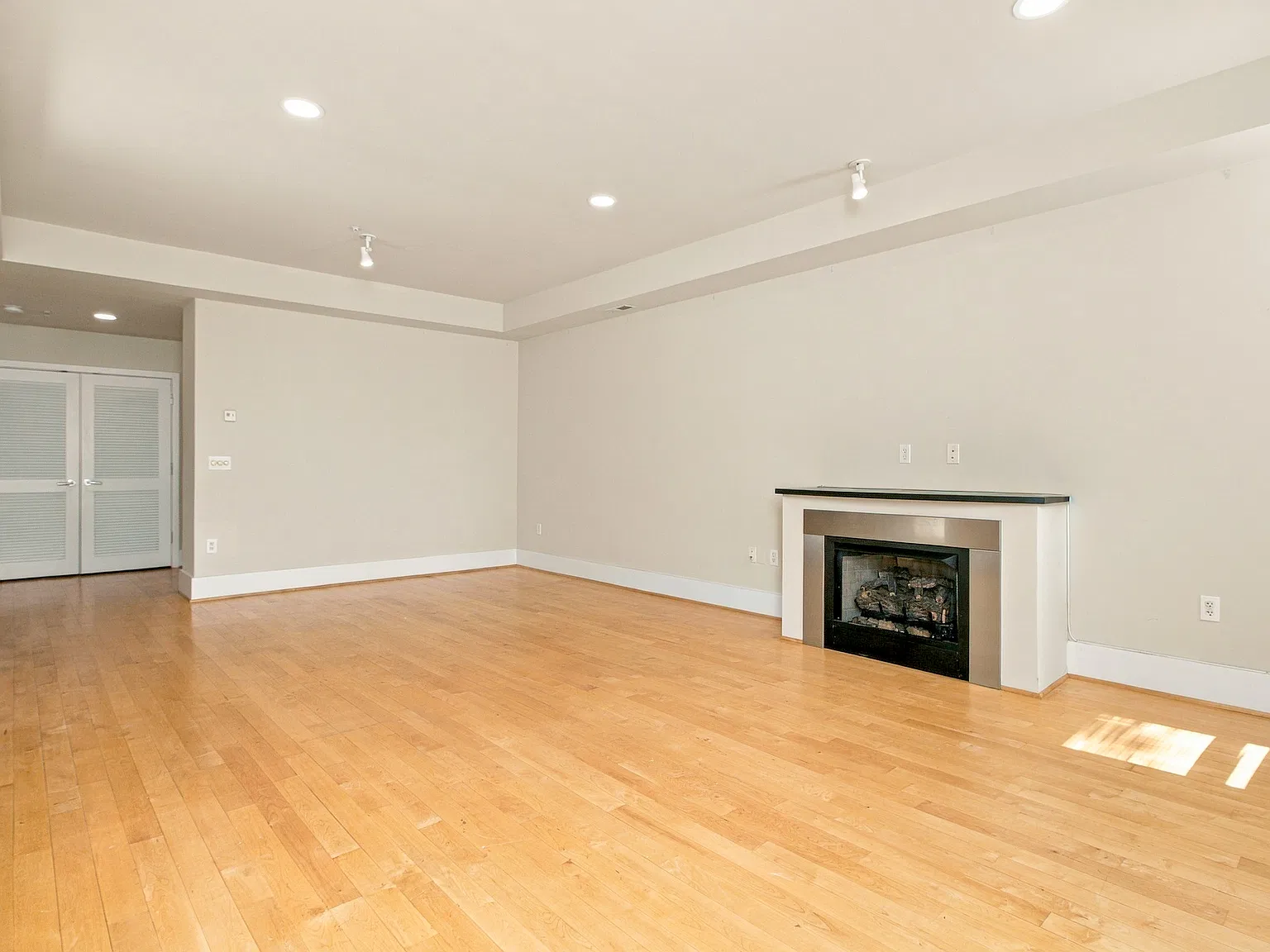 Spacious 2-Bedroom Condo in Columbia Heights — Photo 4