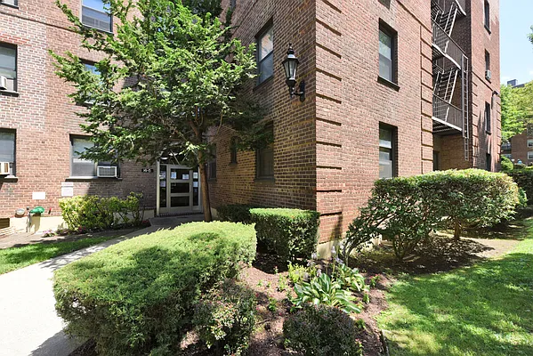 Sold by Chous Realty Group Inc | media 22